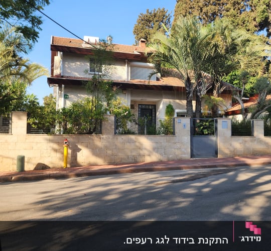 גג רעפים אדום עם קולטי שמש